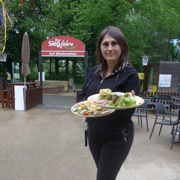 Zur Siegfähre Felix Heyne hat das Ausflugslokal Zur Siegfähre übernommen. Julia Gerlach serviert Lachsforellenfilet und Roastbeef mit Kartoffelsalat und hausgemachter Remoulade.