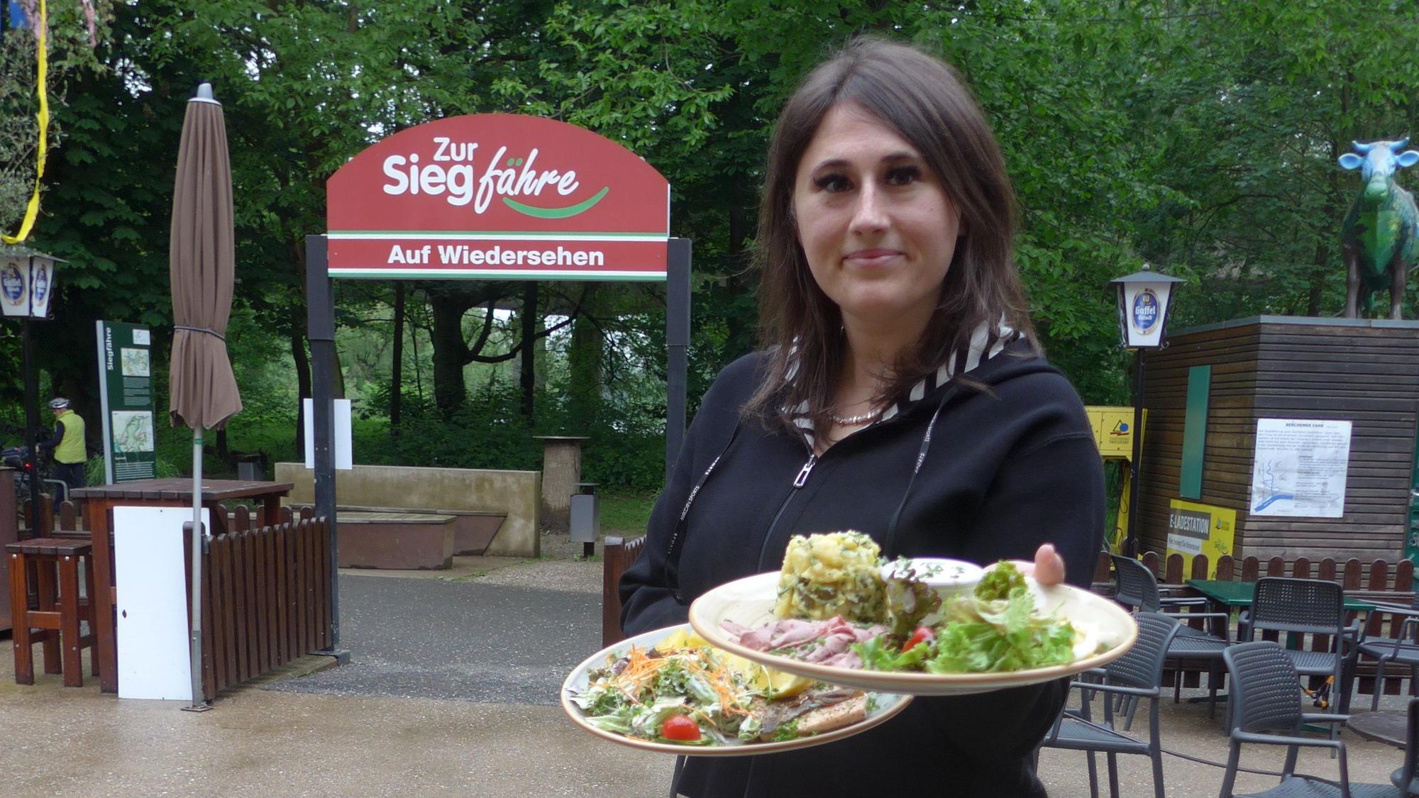 Zur Siegfähre Felix Heyne hat das Ausflugslokal Zur Siegfähre übernommen. Julia Gerlach serviert Lachsforellenfilet und Roastbeef mit Kartoffelsalat und hausgemachter Remoulade.