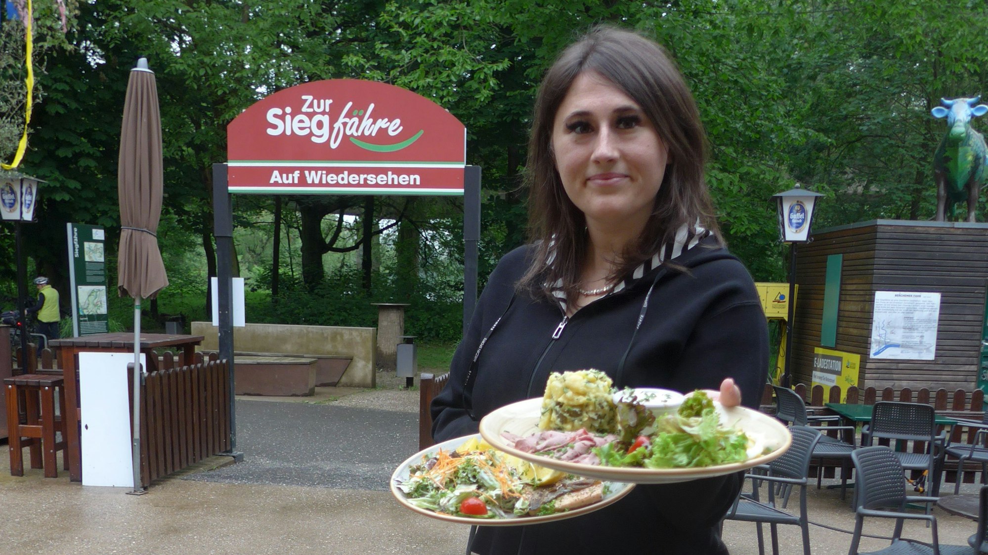 Zur Siegfähre Felix Heyne hat das Ausflugslokal Zur Siegfähre übernommen. Julia Gerlach serviert Lachsforellenfilet und Roastbeef mit Kartoffelsalat und hausgemachter Remoulade.