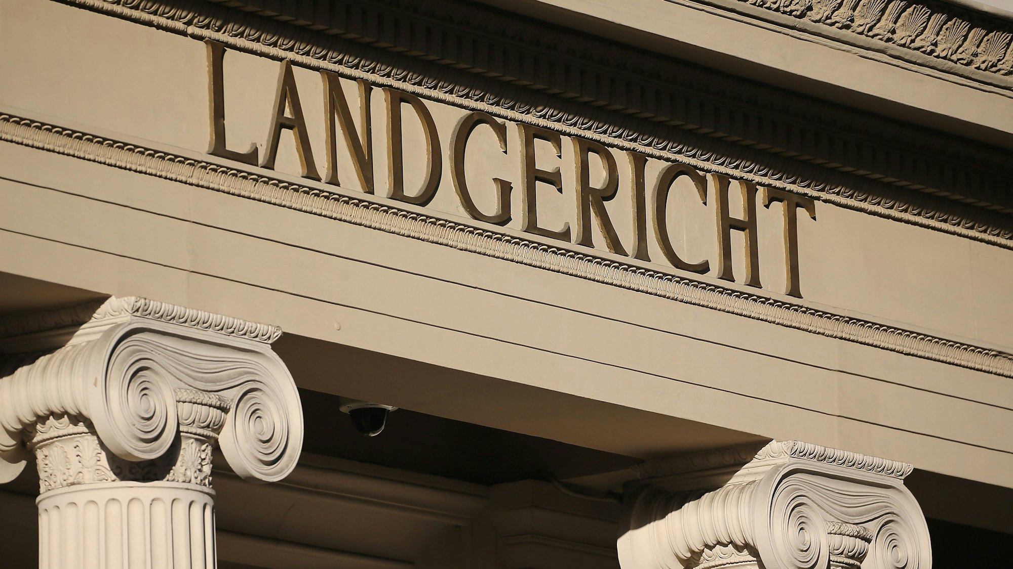 Das Eingangsportal eines Gerichtsgebäudes mit zwei Säulen und Schriftzug Landgericht