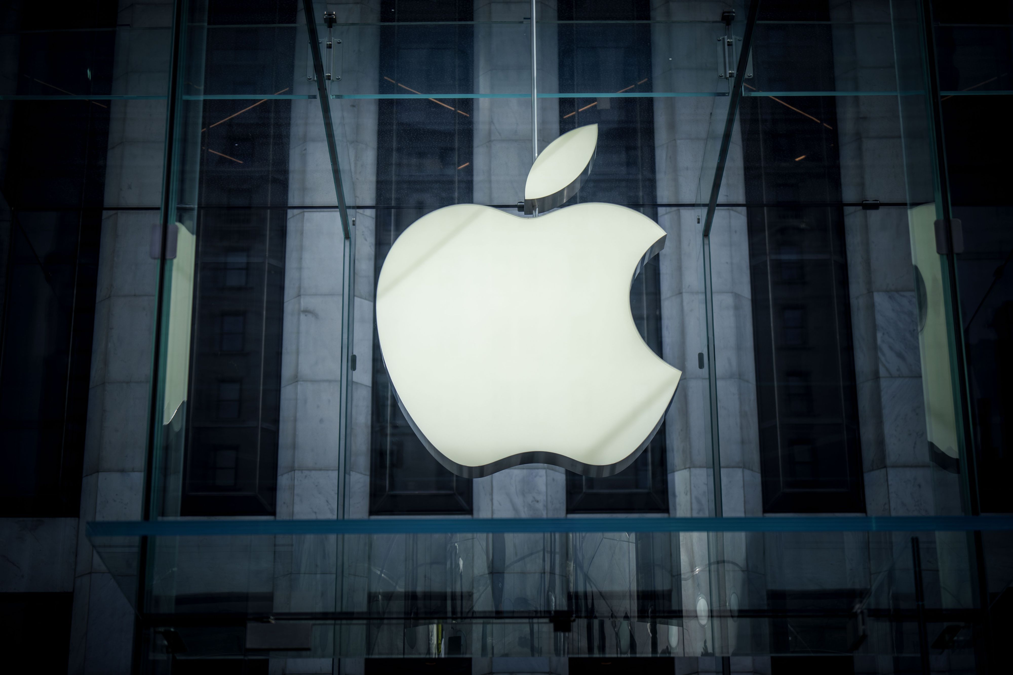 USA, New York: Das Logo von Apple, aufgenommen in Manhattan.