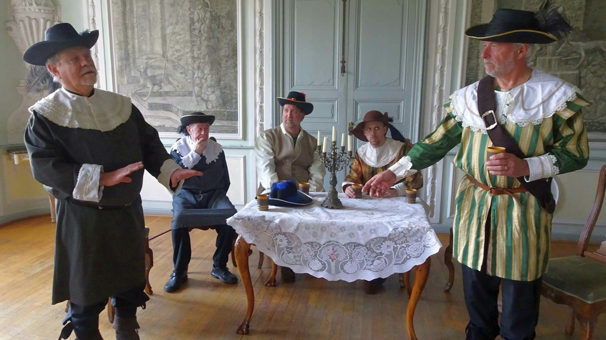 Über Leben und Tod verhandeln die Männer beim „Hexenrath“ mit Amtmann Heinrich Degenhardt Schall von Bell zu Lüftelberg, verkörpert durch Willi-Josef Wild (rechts).