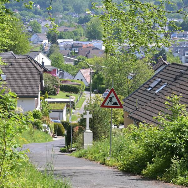 Ein Baustellenschild steht an der Straße.