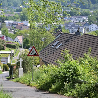 Ein Baustellenschild steht an der Straße.