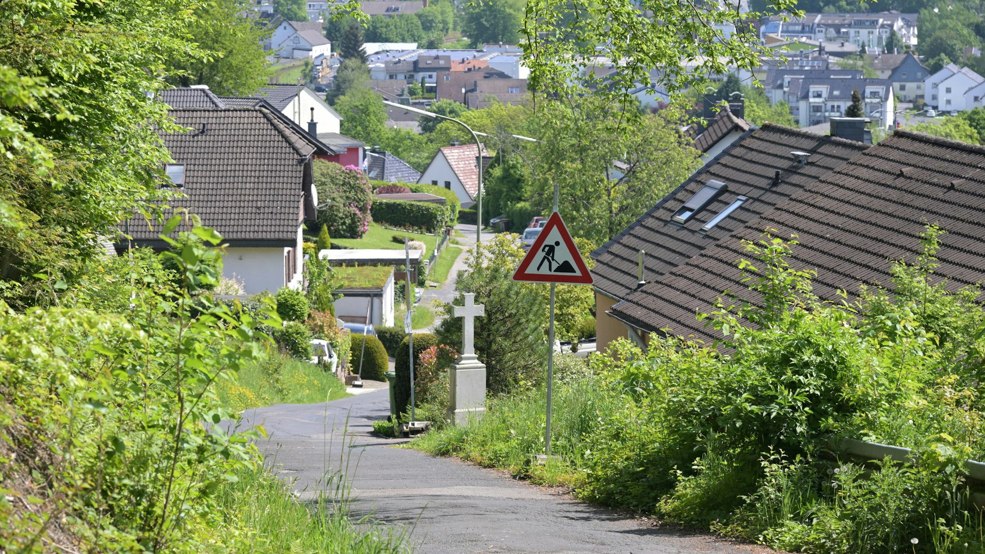 Ein Baustellenschild steht an der Straße.