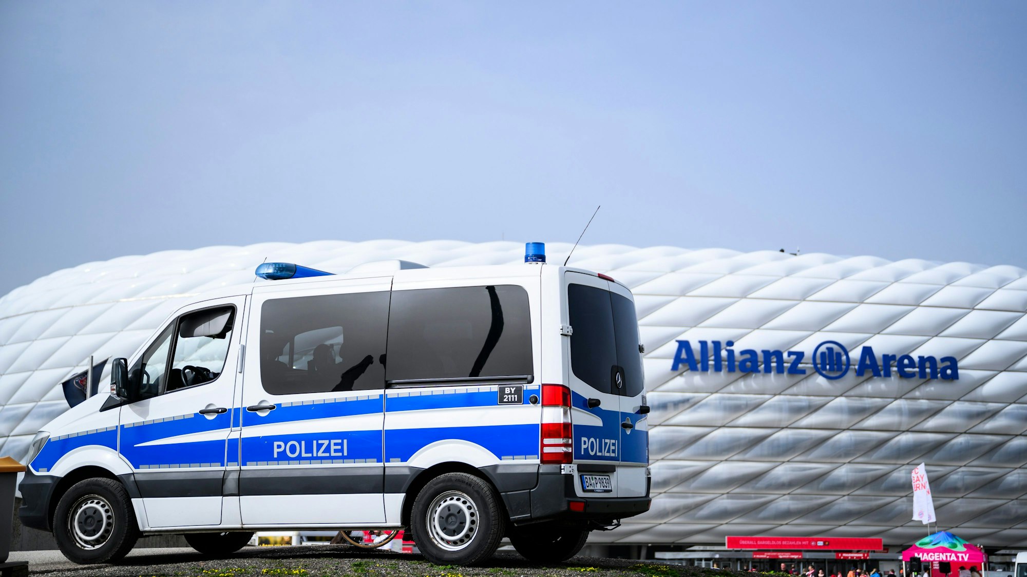 Ein Auto der Polizei steht vor dem Spiel vor der Allianz Arena. Sicherheit hat für die deutschen Behörden bei der Fußball-EM oberste Priorität.