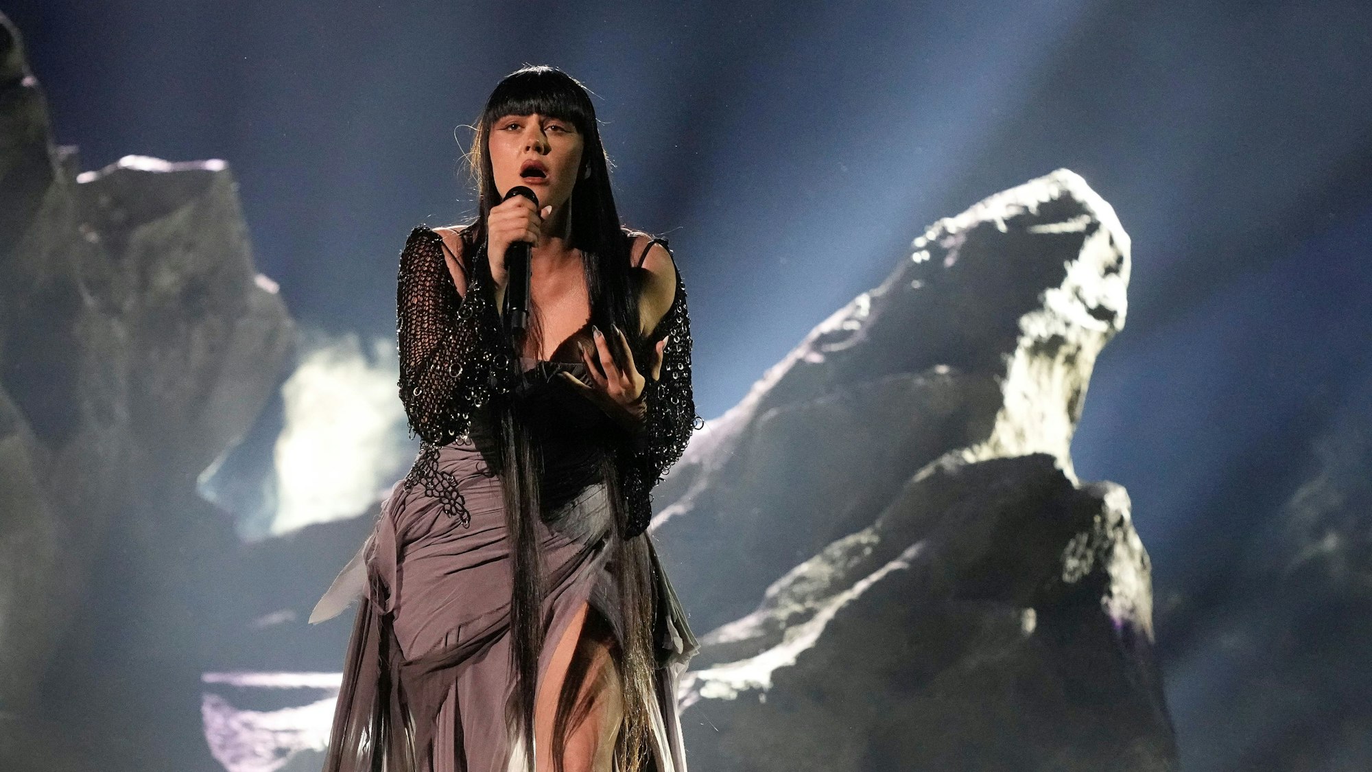 Teya Dora aus Serbien singt den Song «Ramonda» während der Generalprobe für das erste Halbfinale beim Eurovision Song Contest (ESC).
