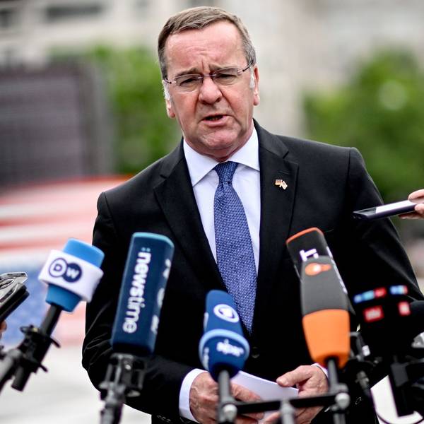 Boris Pistorius (SPD), Bundesminister der Verteidigung, spricht zu den Journalisten auf dem Freedom Plaza in Washington.