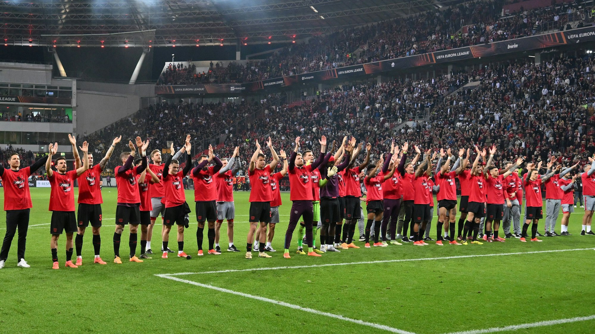 Leverkusens Spieler feiern den Einzug ins Finale