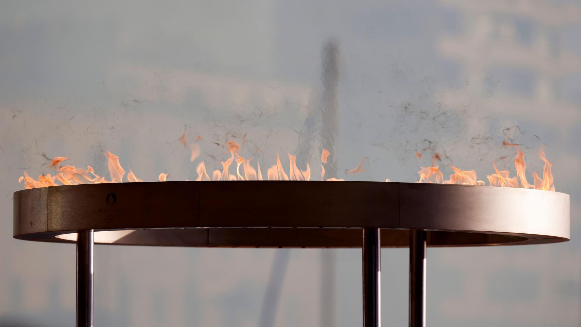 Rund elf Wochen vor den Spielen in Paris hat das olympische Feuer französischen Boden erreicht.