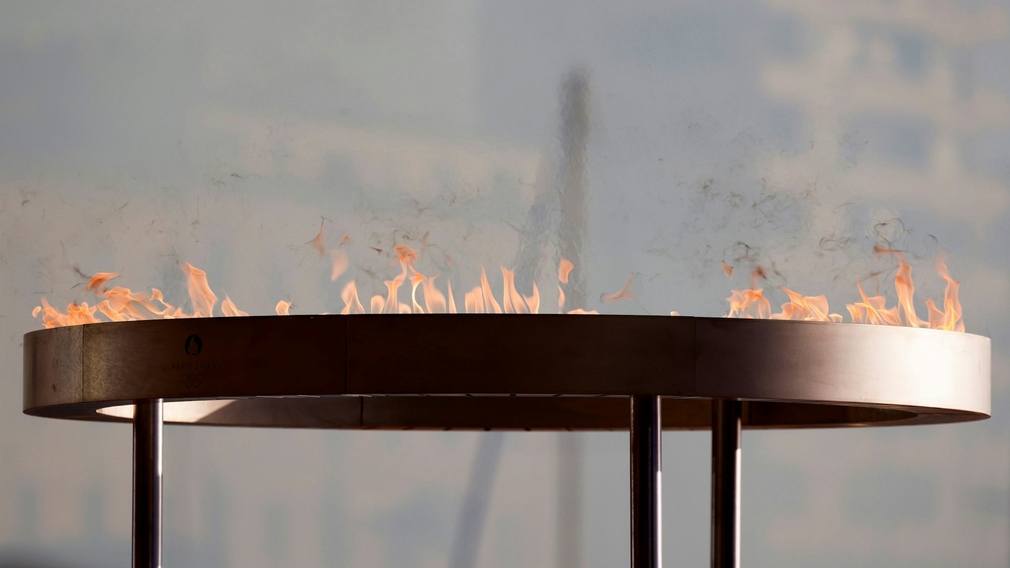 Rund elf Wochen vor den Spielen in Paris hat das olympische Feuer französischen Boden erreicht.