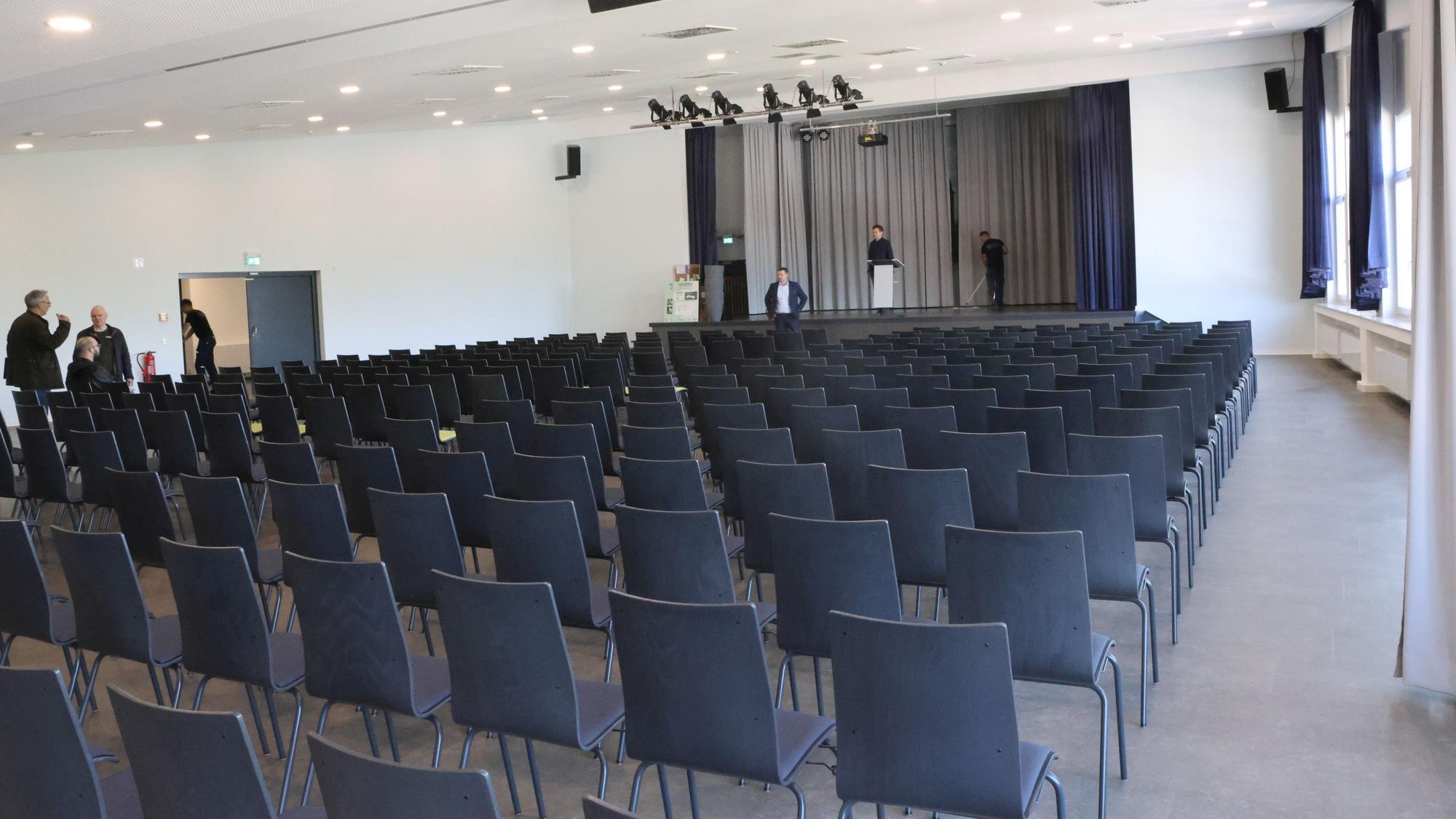 Leere Stuhreihen vor einer Bühne im neu sanierten Veranstaltungsraum in Drabenderhöhe.