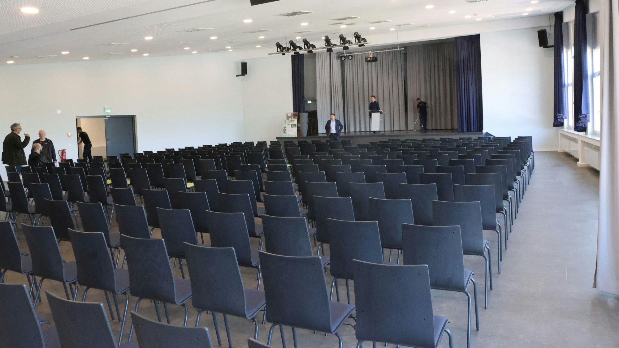 Leere Stuhreihen vor einer Bühne im neu sanierten Veranstaltungsraum in Drabenderhöhe.