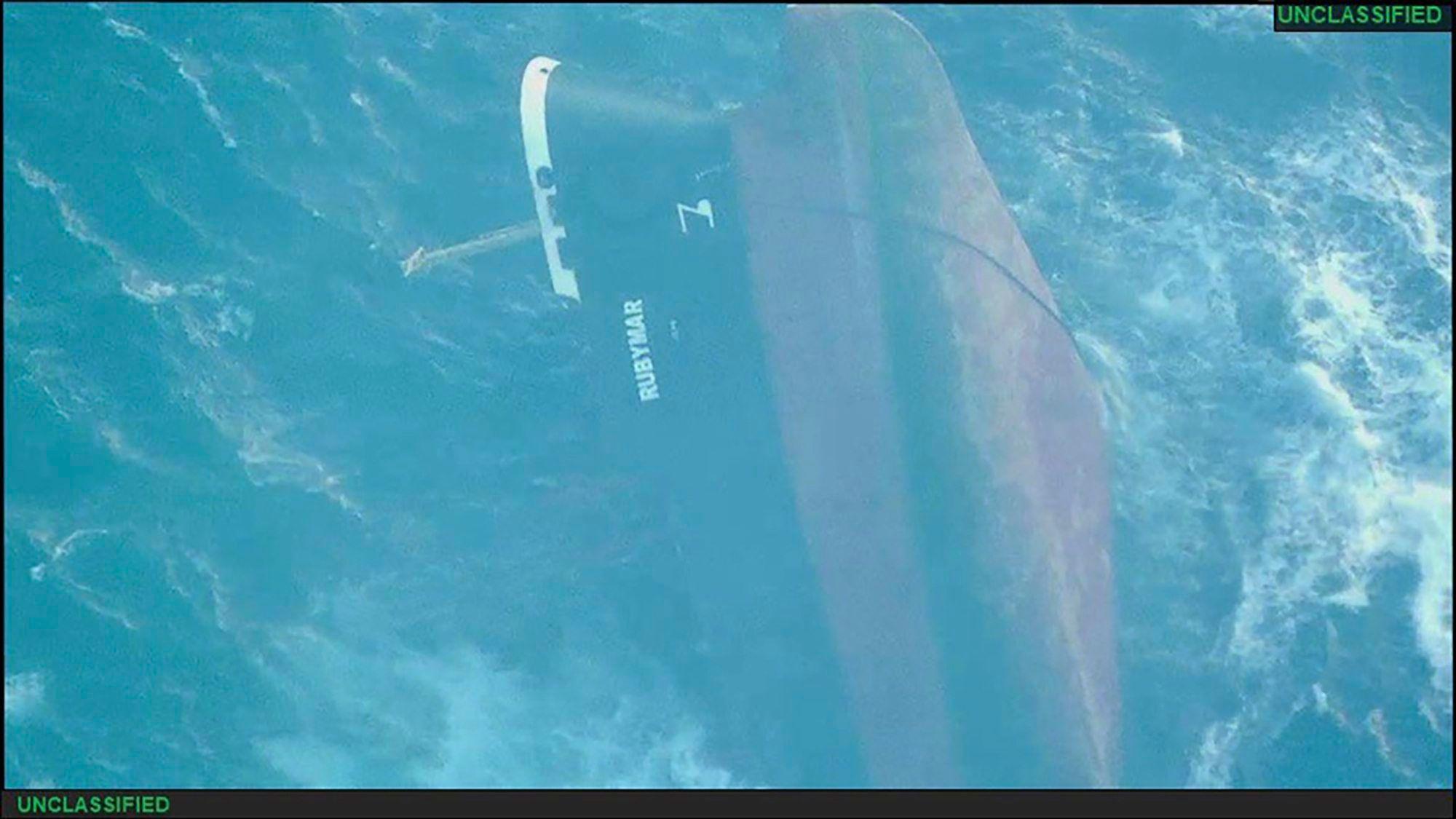 Rotes Meer: Dieses undatierte, am 03.03.2024, vom Zentralkommando des US-Militärs veröffentlichte Foto zeigt das unter belizischer Flagge fahrende Schiff „Rubymar“, das im Roten Meer sinkt.