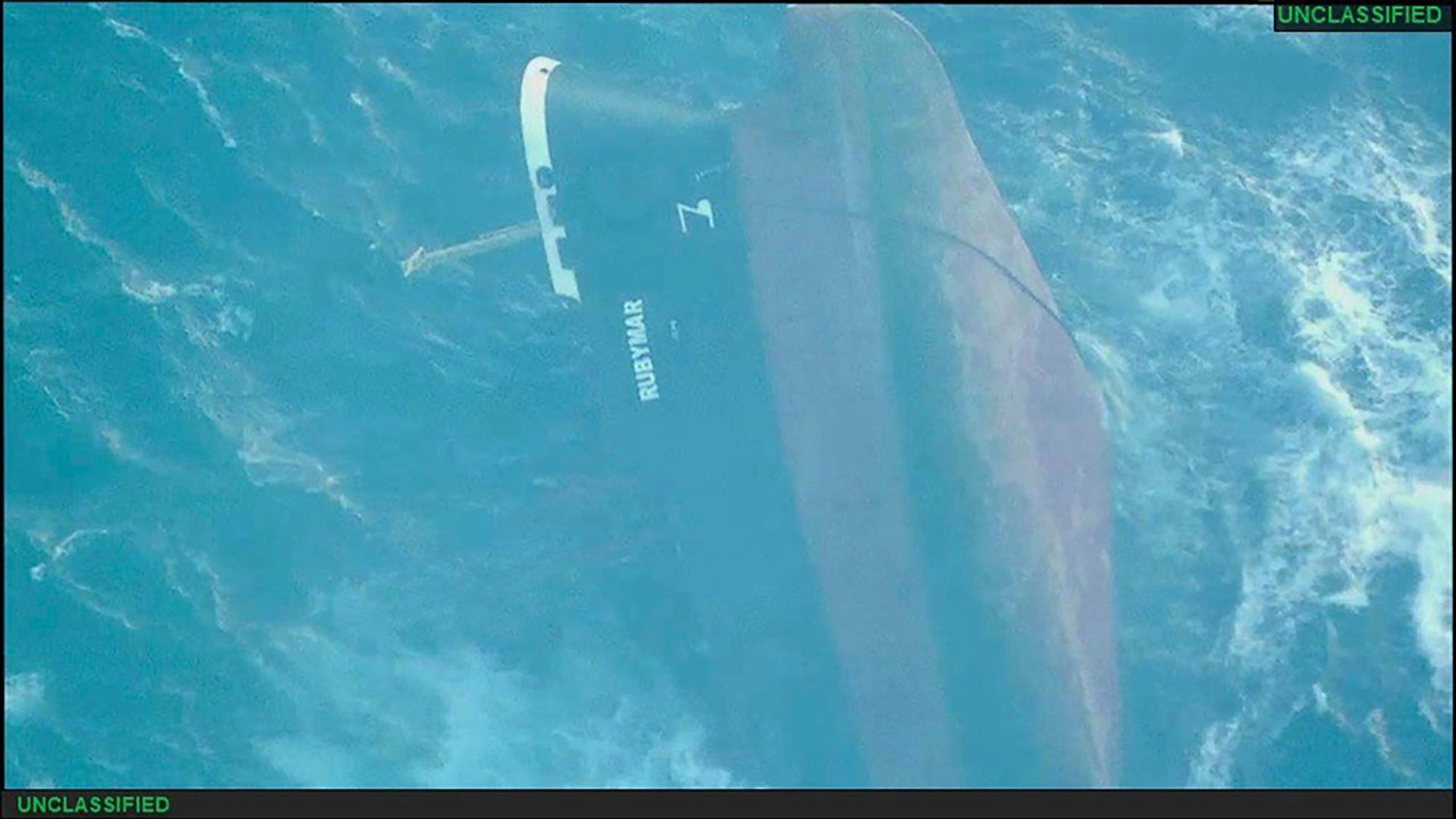 Rotes Meer: Dieses undatierte, am 03.03.2024, vom Zentralkommando des US-Militärs veröffentlichte Foto zeigt das unter belizischer Flagge fahrende Schiff „Rubymar“, das im Roten Meer sinkt.