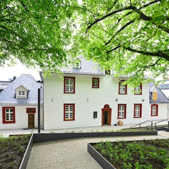 Eine Außenansicht des alten Gebäudes.