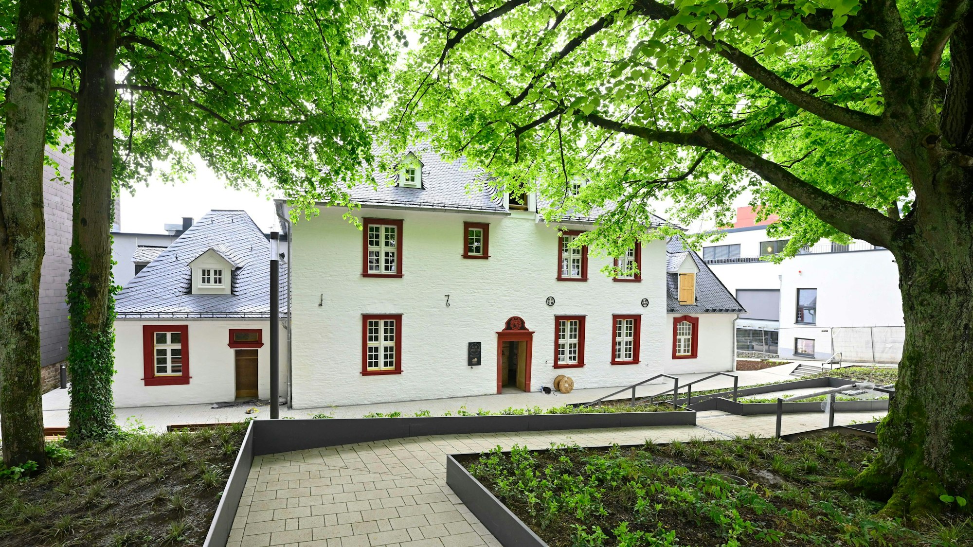 Eine Außenansicht des alten Gebäudes.