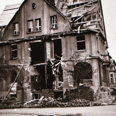 Das Bild zeigt das alte, von Bomben beschädigte, Rathaus in Wesseling.