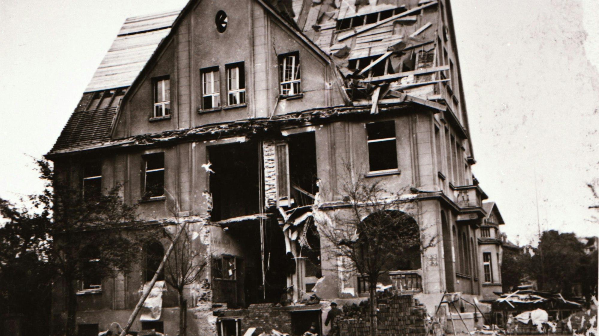 Das Bild zeigt das alte, von Bomben beschädigte, Rathaus in Wesseling.