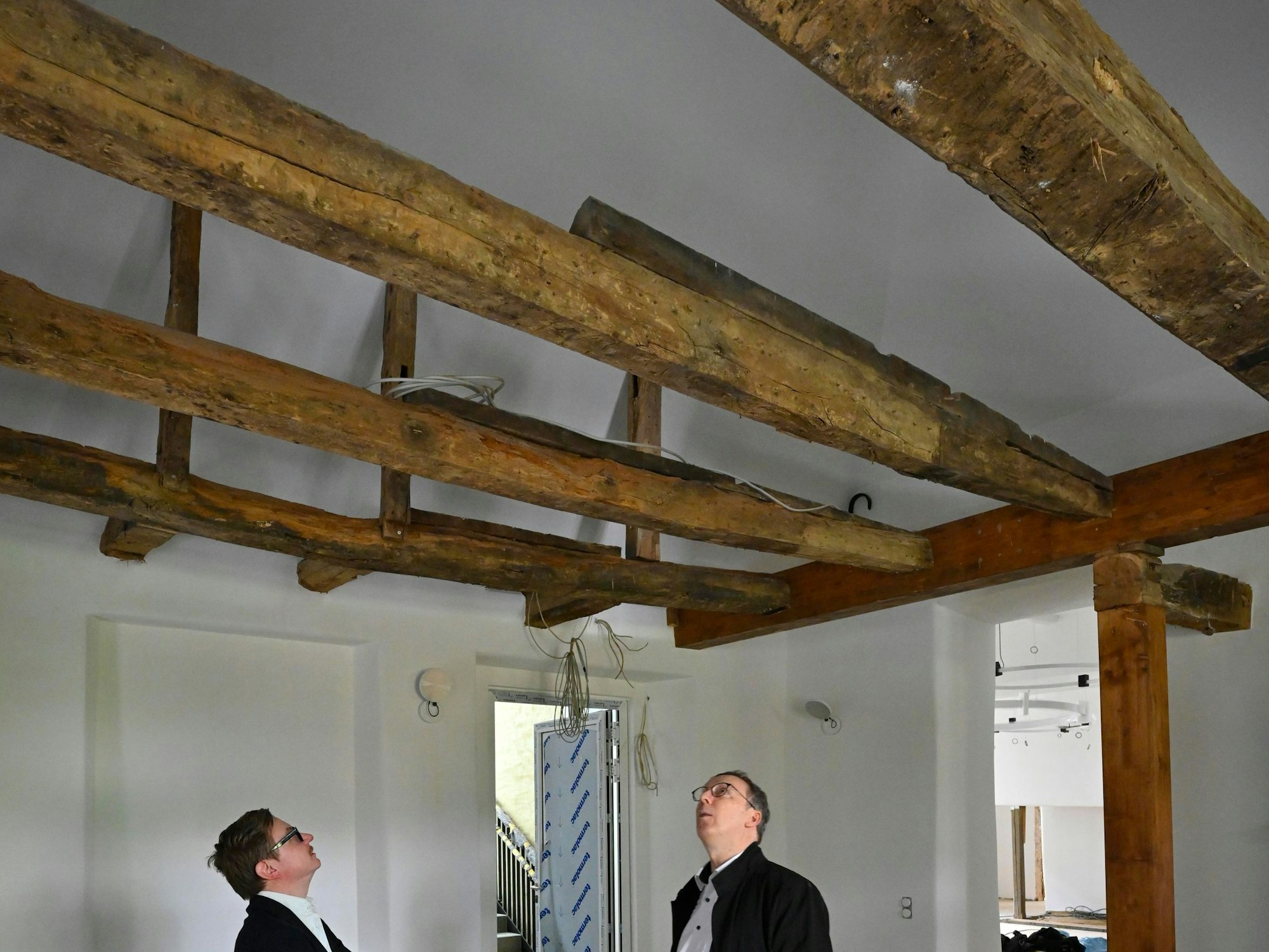 Alte Raum.Holzbalken im ansonsten weißen