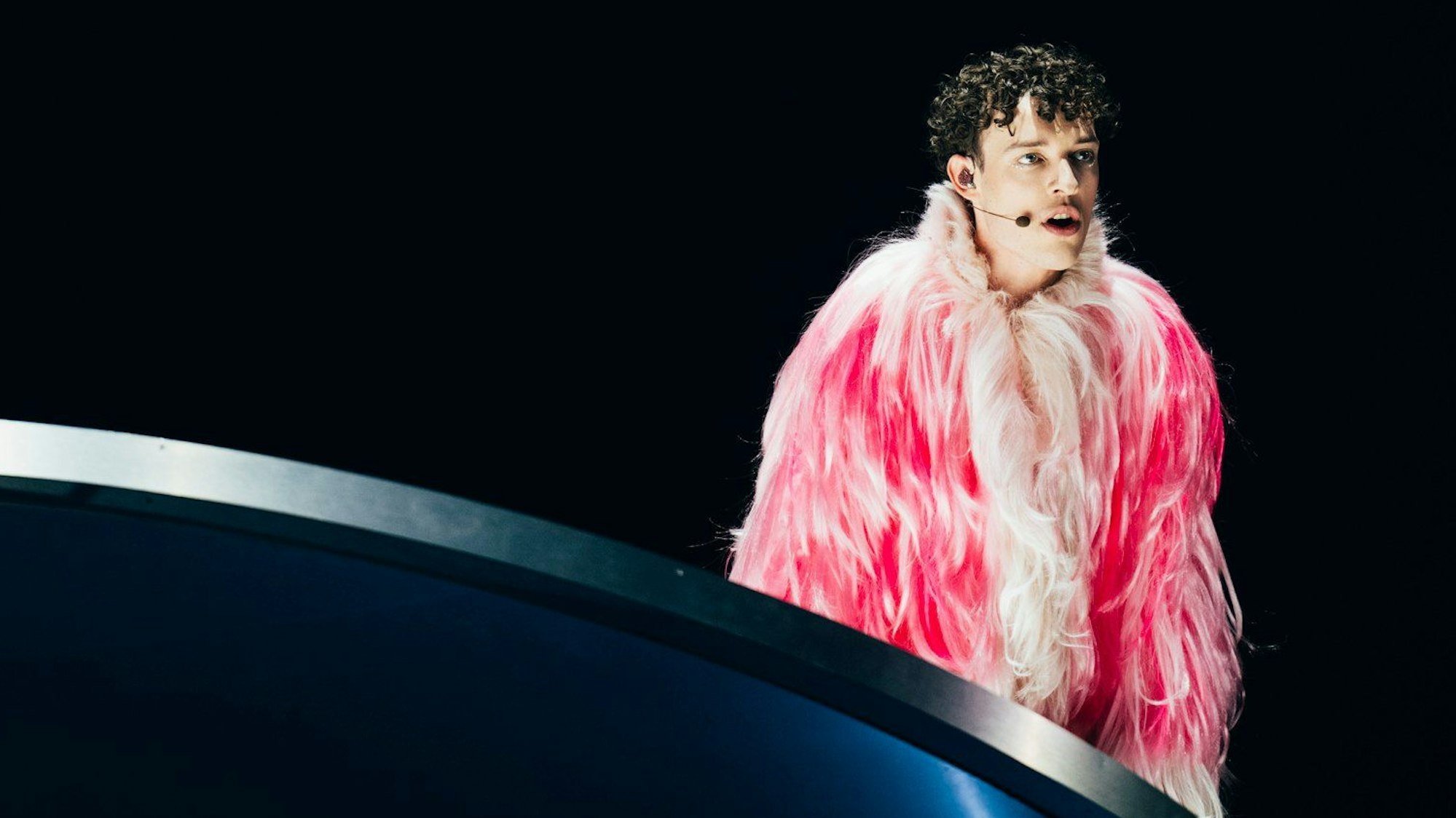 Der Sänger Nemo steht auf der Bühne