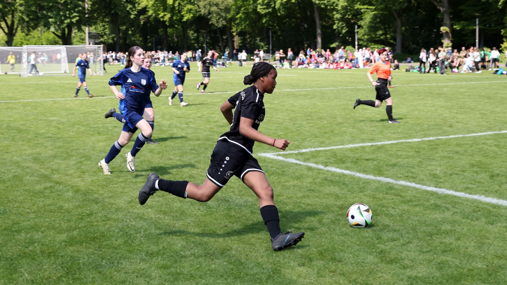 Mädchen spielen Fußball gegeneinander.