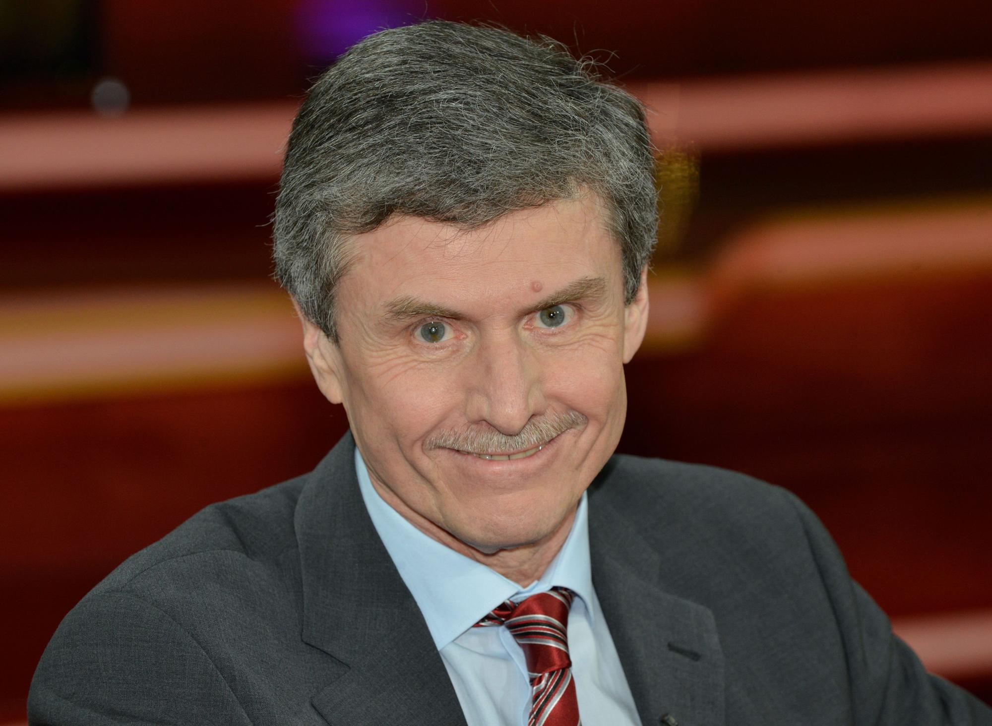 ARCHIV - Ferdinand Dudenhöffer, Professor für Betriebswirtschaftslehre und Automobilwirtschaft, ist am 02.02.2014 Gast in einer Talk-Show in Berlin. Gutscheine im Wert von 2000 Euro für jeden Dieselauto-Besitzer und eine Abschaffung des Steuervorteils gegenüber Benzinern könnten nach Ansicht des Autoexperten Ferdinand Dudenhöffer das Diesel-Problem lösen.(zu dpa ´Dudenhöffer: Steuervorteil für Diesel-Fahrer abschaffen» vom 06.08.2017) Foto: Karlheinz Schindler/dpa-Zentralbild/dpa +++(c) dpa - Bildfunk+++ | Verwendung weltweit
