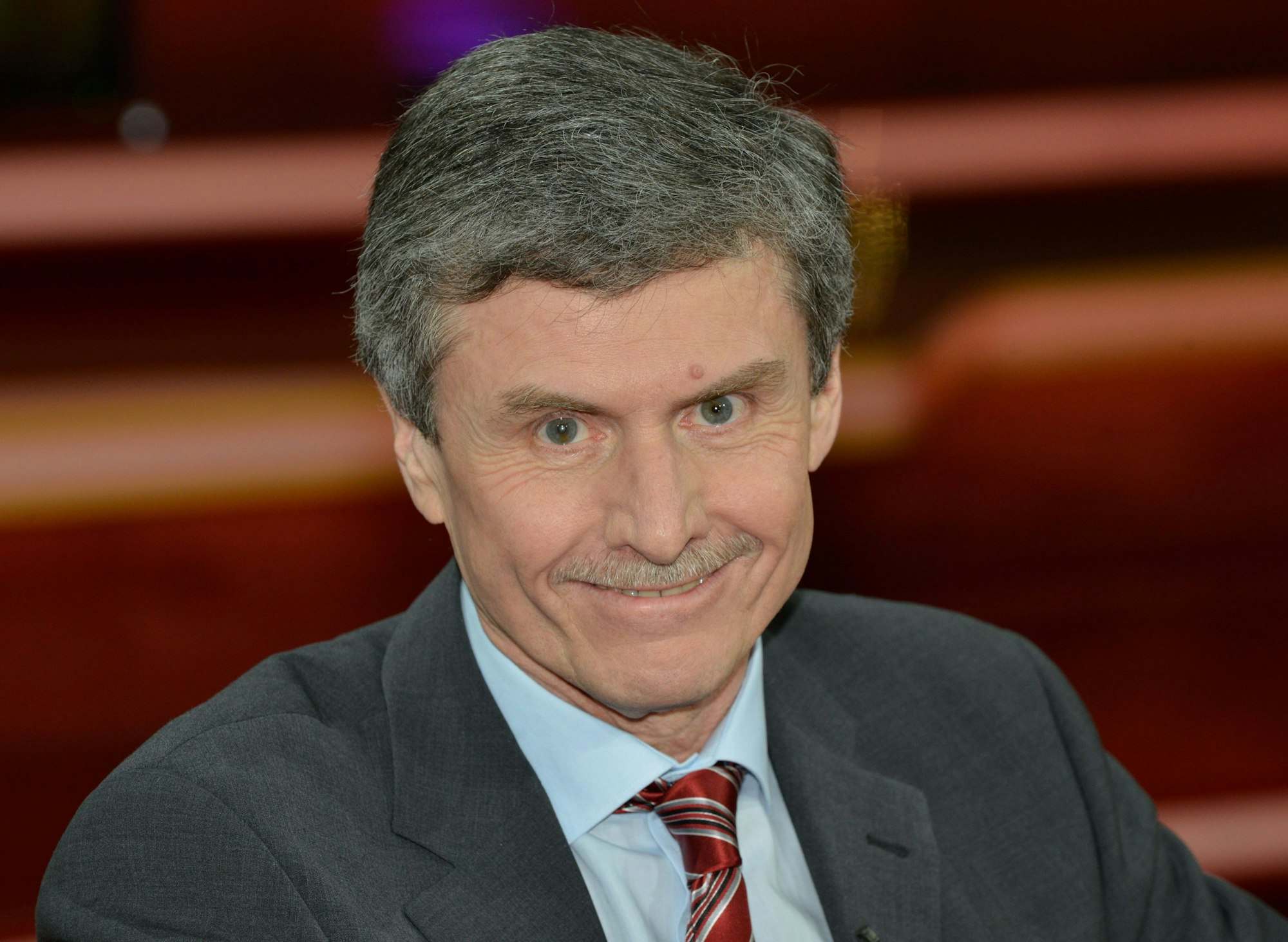ARCHIV - Ferdinand Dudenhöffer, Professor für Betriebswirtschaftslehre und Automobilwirtschaft, ist am 02.02.2014 Gast in einer Talk-Show in Berlin. Gutscheine im Wert von 2000 Euro für jeden Dieselauto-Besitzer und eine Abschaffung des Steuervorteils gegenüber Benzinern könnten nach Ansicht des Autoexperten Ferdinand Dudenhöffer das Diesel-Problem lösen.(zu dpa ´Dudenhöffer: Steuervorteil für Diesel-Fahrer abschaffen» vom 06.08.2017) Foto: Karlheinz Schindler/dpa-Zentralbild/dpa +++(c) dpa - Bildfunk+++ | Verwendung weltweit