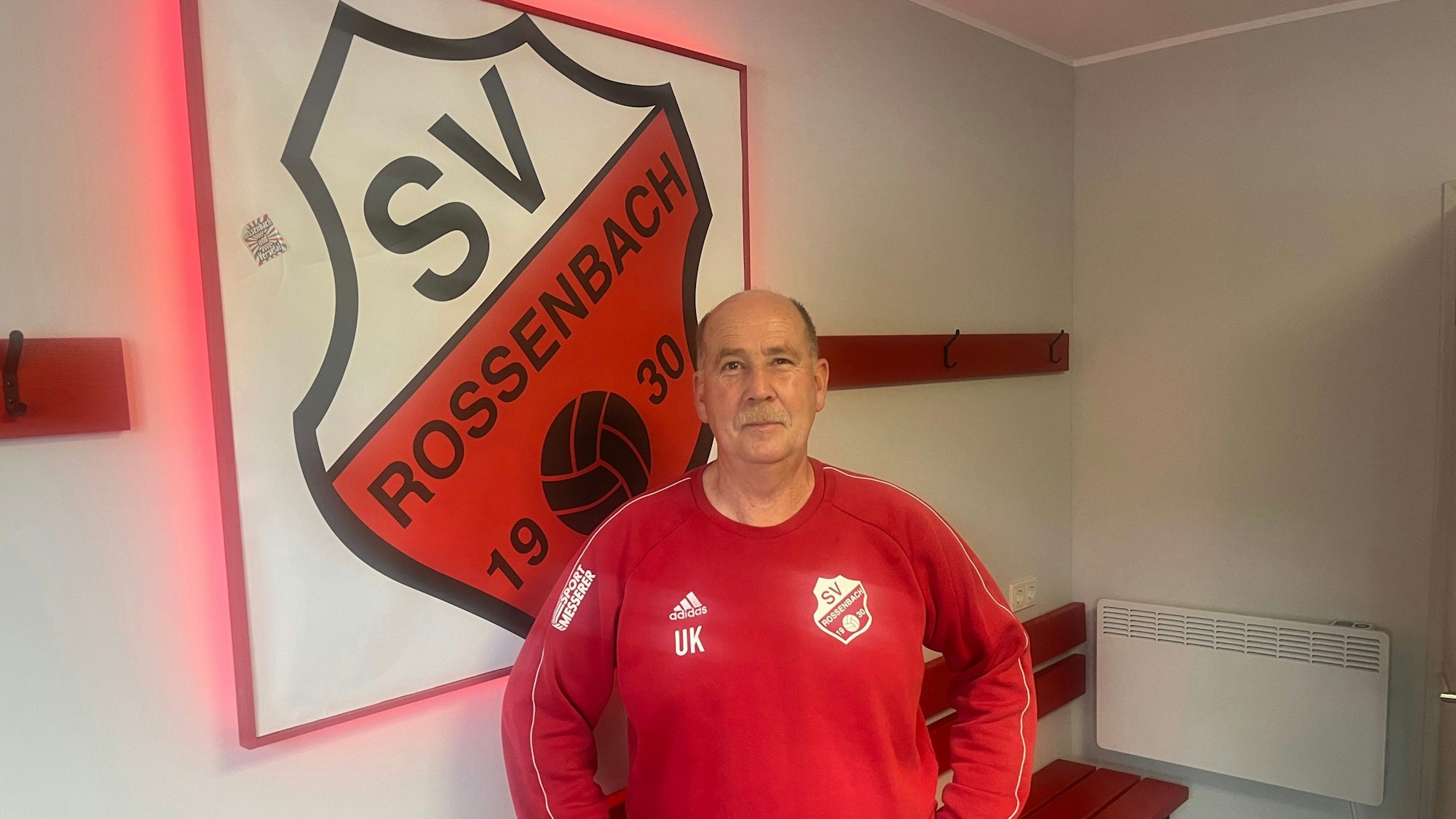 Trainer Uli Kadler steht in der Kabine der SpVg. Rossenbach.