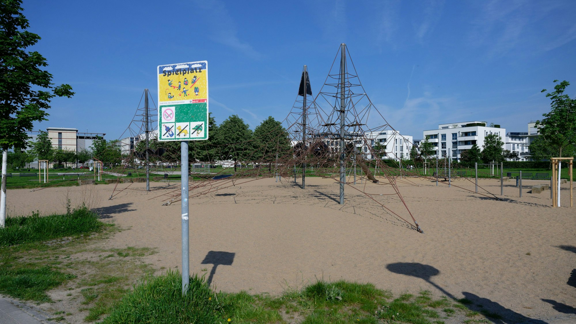 Ein Spielplatz liegt auf dem Gelände des Bürgerparks in Köln-Kalk.