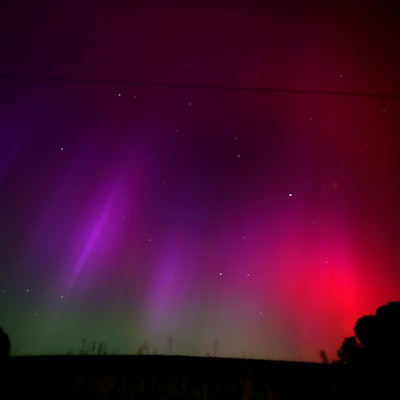 Das Polarlicht entsteht durch elektrisch geladene Teilchen des Sonnenwinds, die auf die Erdatmosphäre treffen. Dass sie in südlichen Breiten zu sehen sind, kommt zwar immer wieder vor, ist aber dennoch selten.