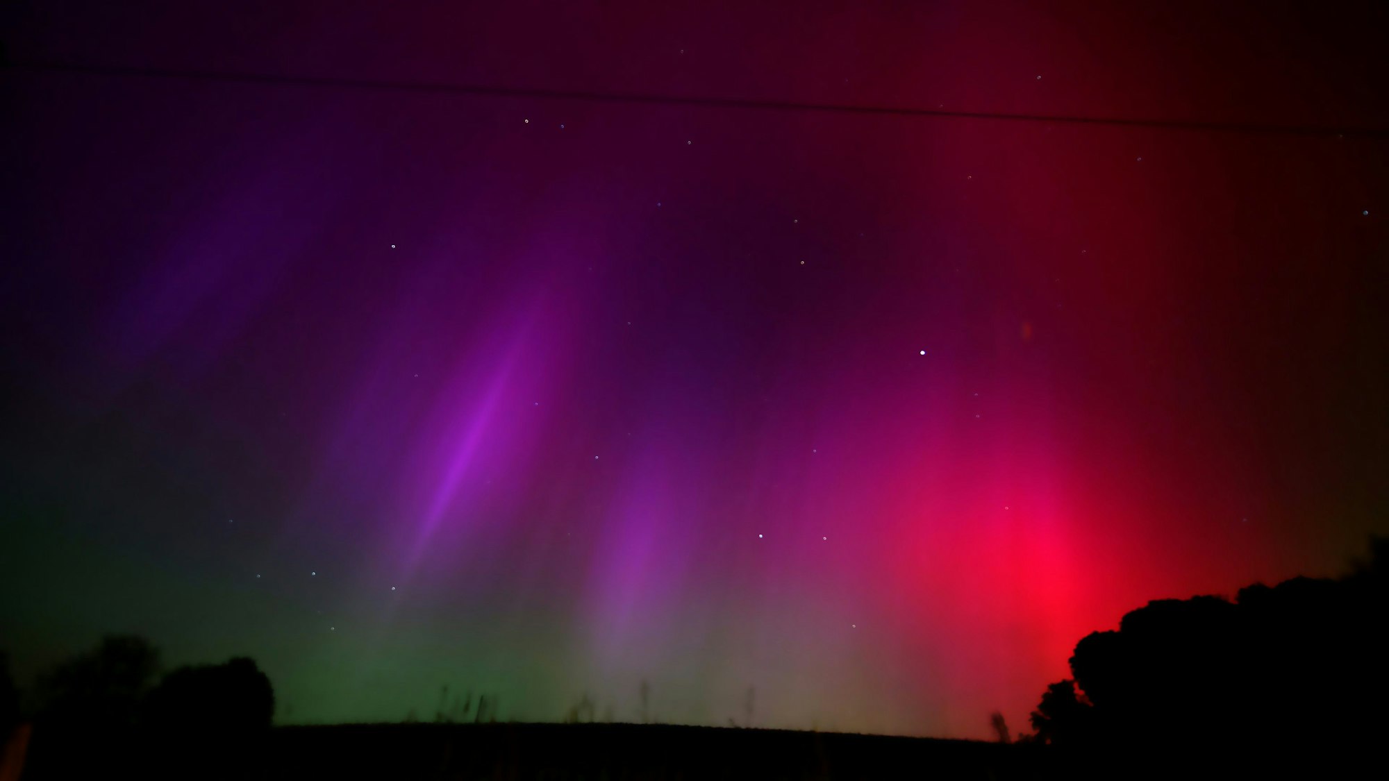 Das Polarlicht entsteht durch elektrisch geladene Teilchen des Sonnenwinds, die auf die Erdatmosphäre treffen. Dass sie in südlichen Breiten zu sehen sind, kommt zwar immer wieder vor, ist aber dennoch selten.