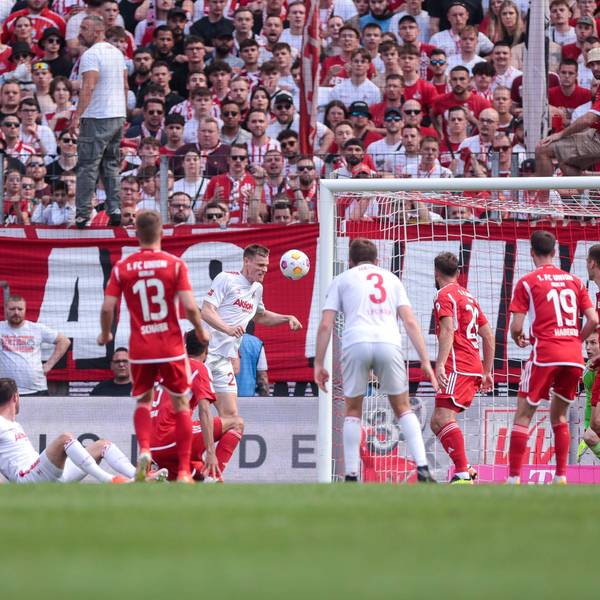 Der eingewechselte Mittelstürmer Steffen Tigges drückt den Ball aus kurzer Distanz zum späten 2:2-Ausgleich über die Torlinie.