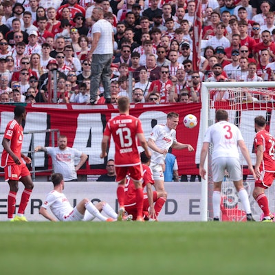 Der eingewechselte Mittelstürmer Steffen Tigges drückt den Ball aus kurzer Distanz zum späten 2:2-Ausgleich über die Torlinie.