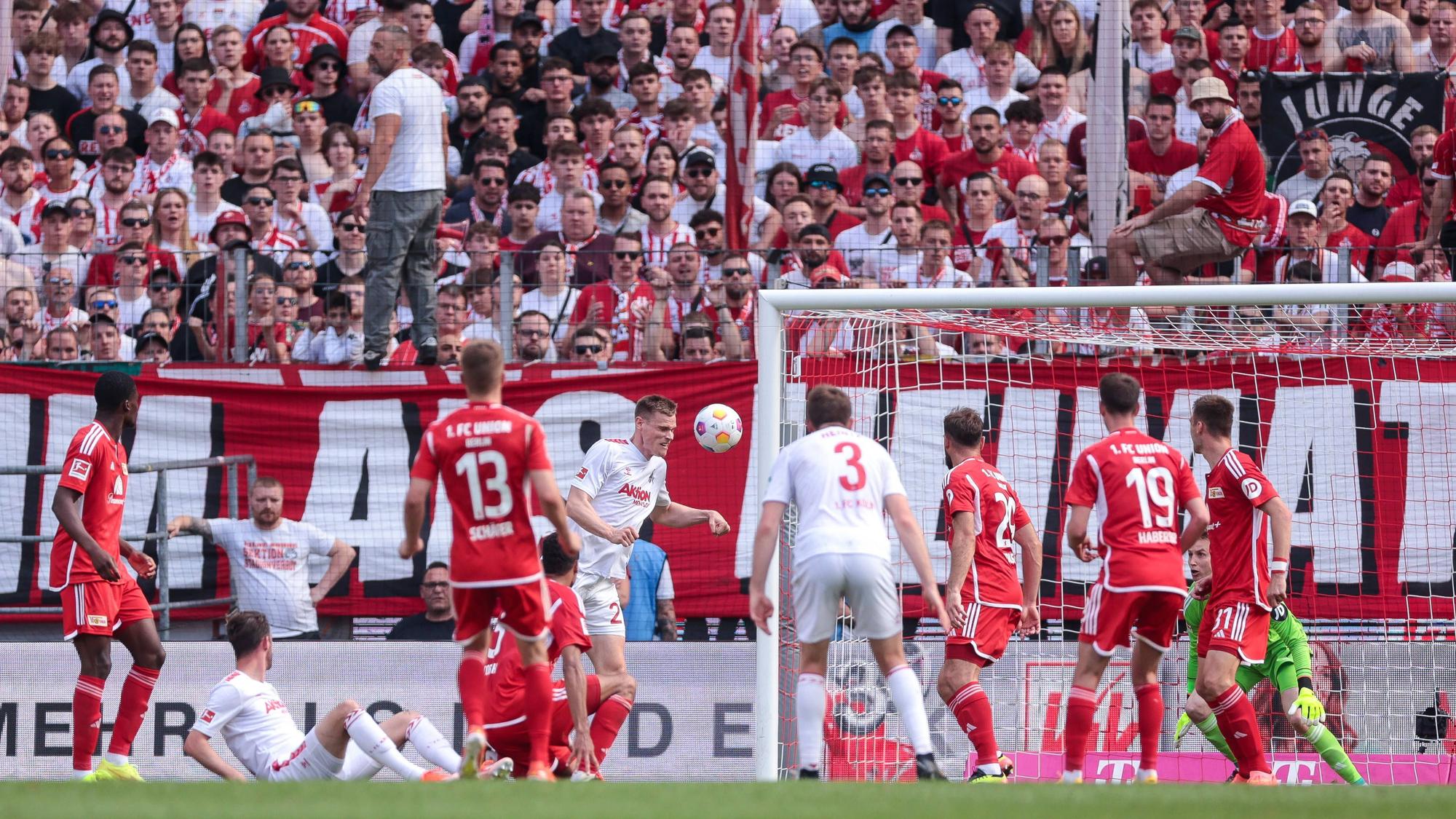 Der eingewechselte Mittelstürmer Steffen Tigges drückt den Ball aus kurzer Distanz zum späten 2:2-Ausgleich über die Torlinie.