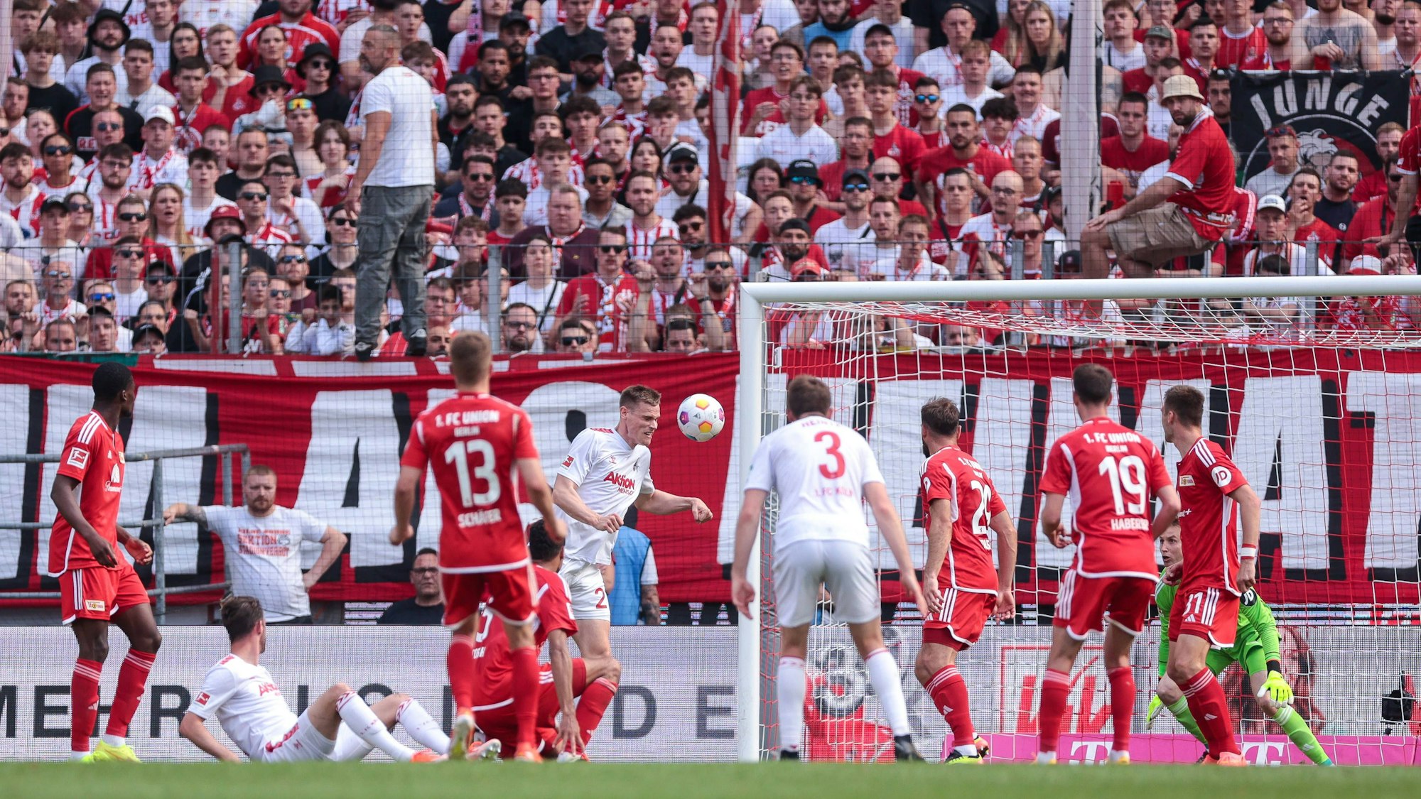 Der eingewechselte Mittelstürmer Steffen Tigges drückt den Ball aus kurzer Distanz zum späten 2:2-Ausgleich über die Torlinie.