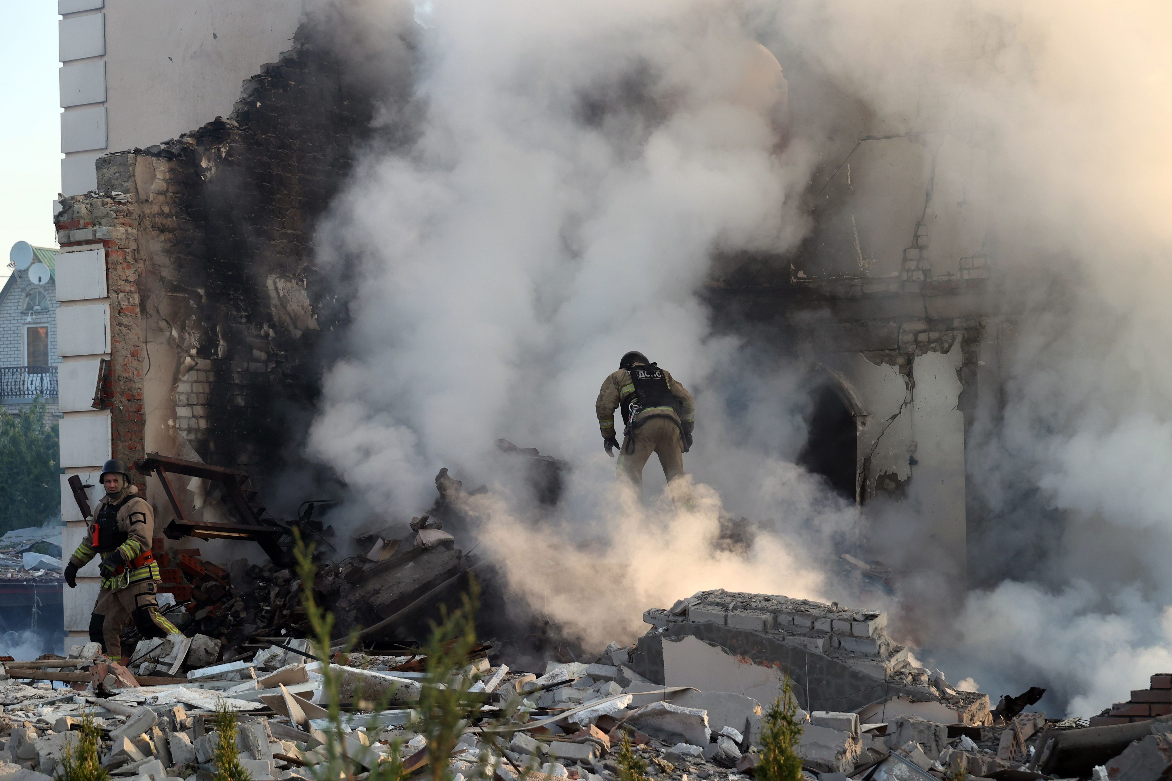 Millionenstadt unter Beschuss: Ein Feuerwehrmann in einer Hausruine nach einem Raketenangriff auf Charkiw am vergangenen Freitag.