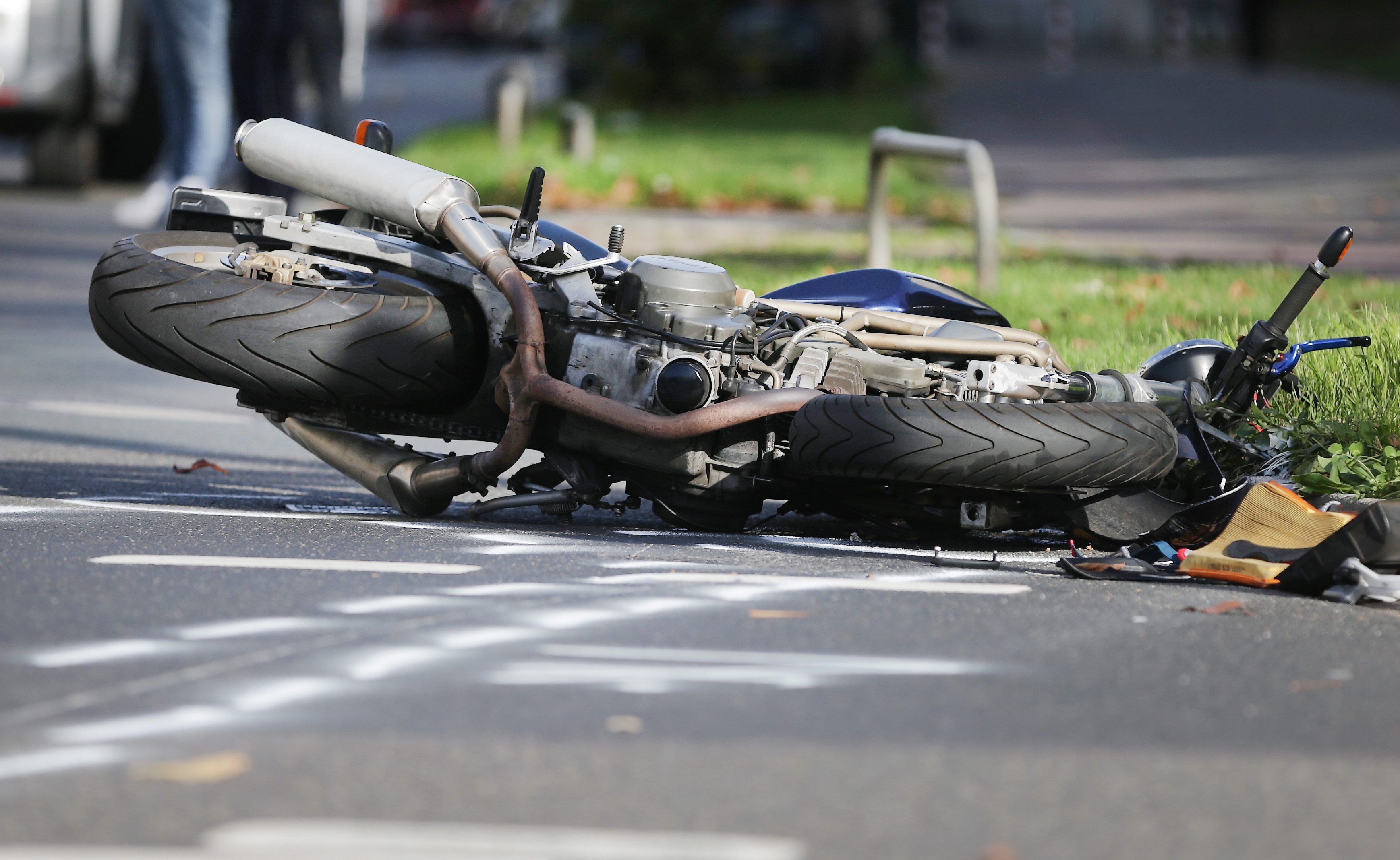 Ein Motorrad liegt nach einem Unfall auf der Straße. (Symbolbild)