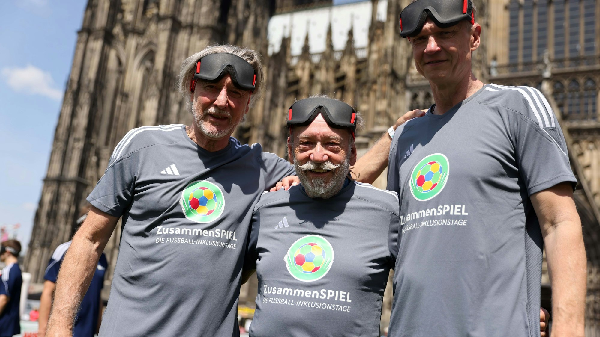 Blindenfußball auf dem Roncalliplatz mit den Sportbotschaftern Toni Schumacher (von links), Janus Fröhlich und Torsten May.