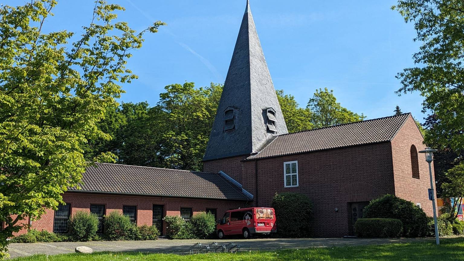 Ansicht der Christuskirche Meckenheim vor blauem Himmel.