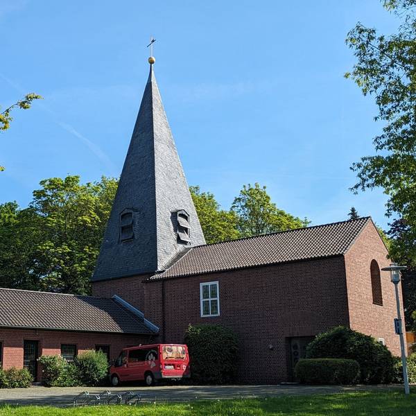 Ansicht der Christuskirche Meckenheim vor blauem Himmel.