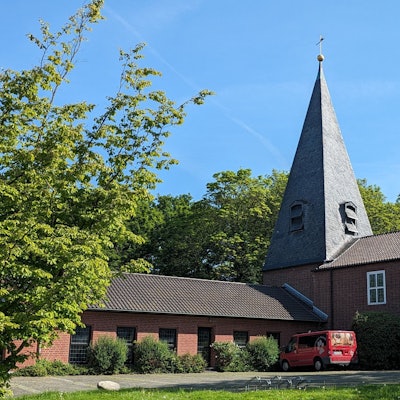 Ansicht der Christuskirche Meckenheim vor blauem Himmel.