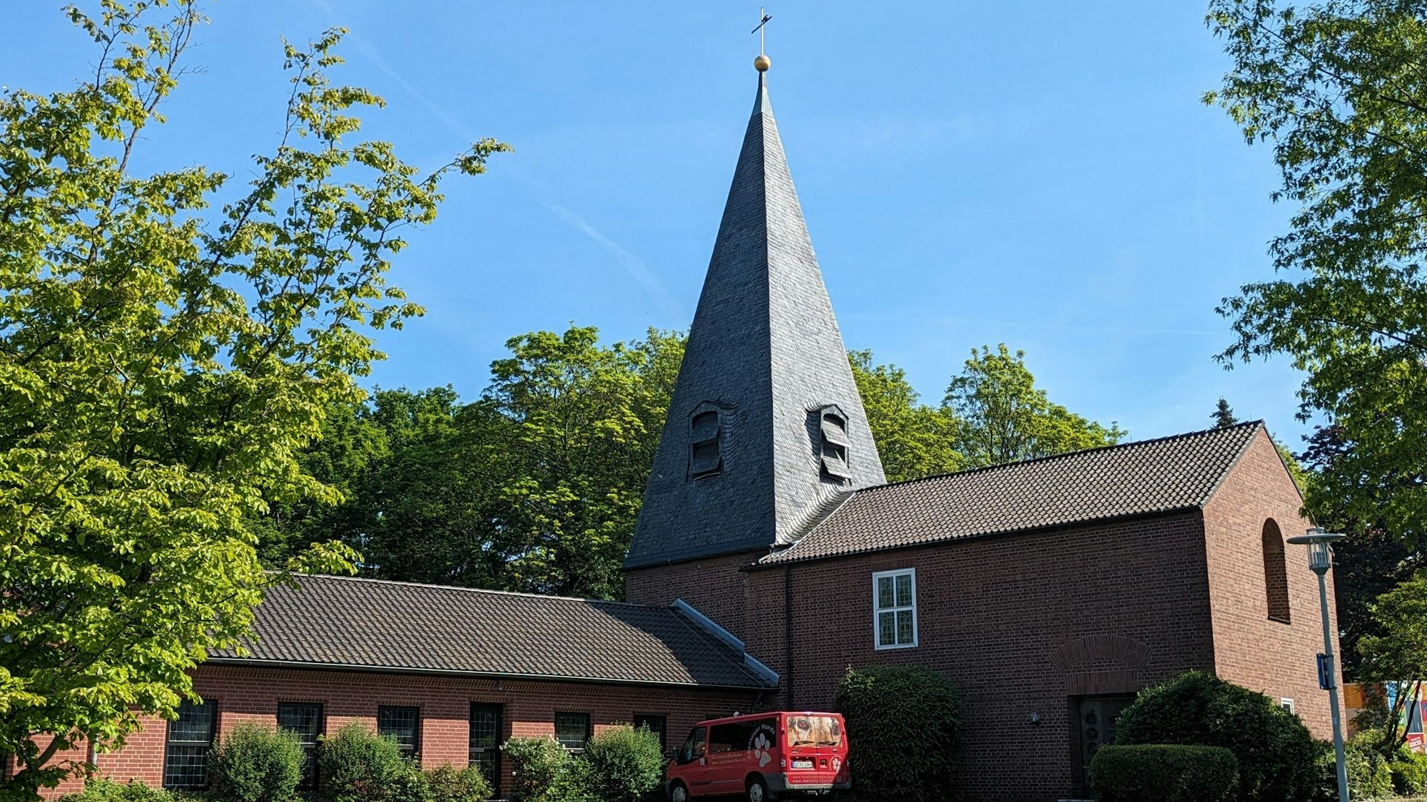 Ansicht der Christuskirche Meckenheim vor blauem Himmel.