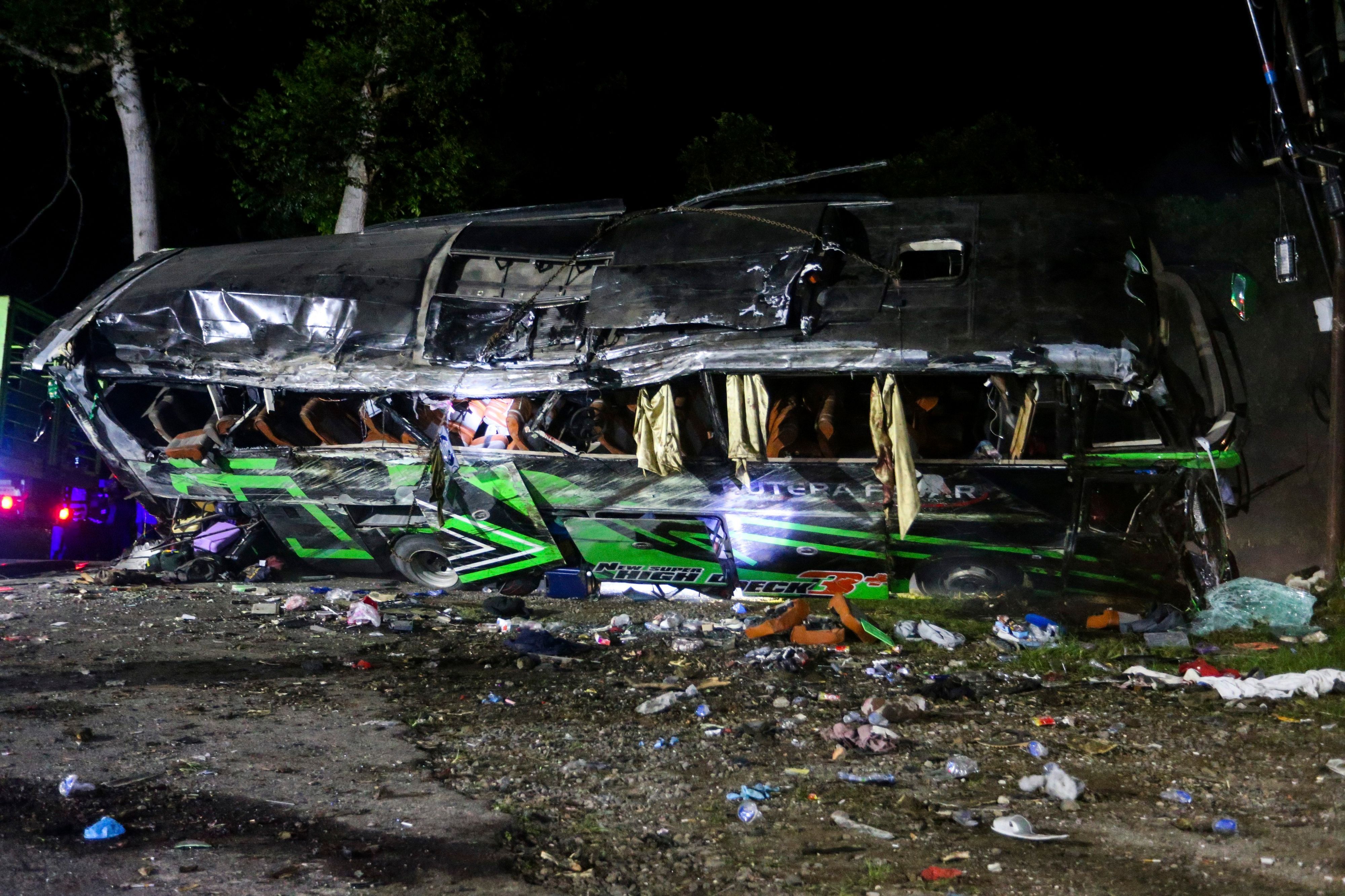 Das Wrack eines Busses liegt nach einem Unfall am Straßenrand.