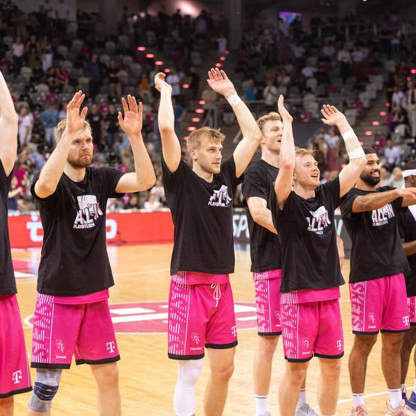 Jubel bei den Baskets, die sich im letzten Hauptrundenspiel den siebten Platz sicherten. Jetzt wollen sie über die Play-Ins ins Viertelfinale.