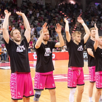 Jubel bei den Baskets, die sich im letzten Hauptrundenspiel den siebten Platz sicherten. Jetzt wollen sie über die Play-Ins ins Viertelfinale.