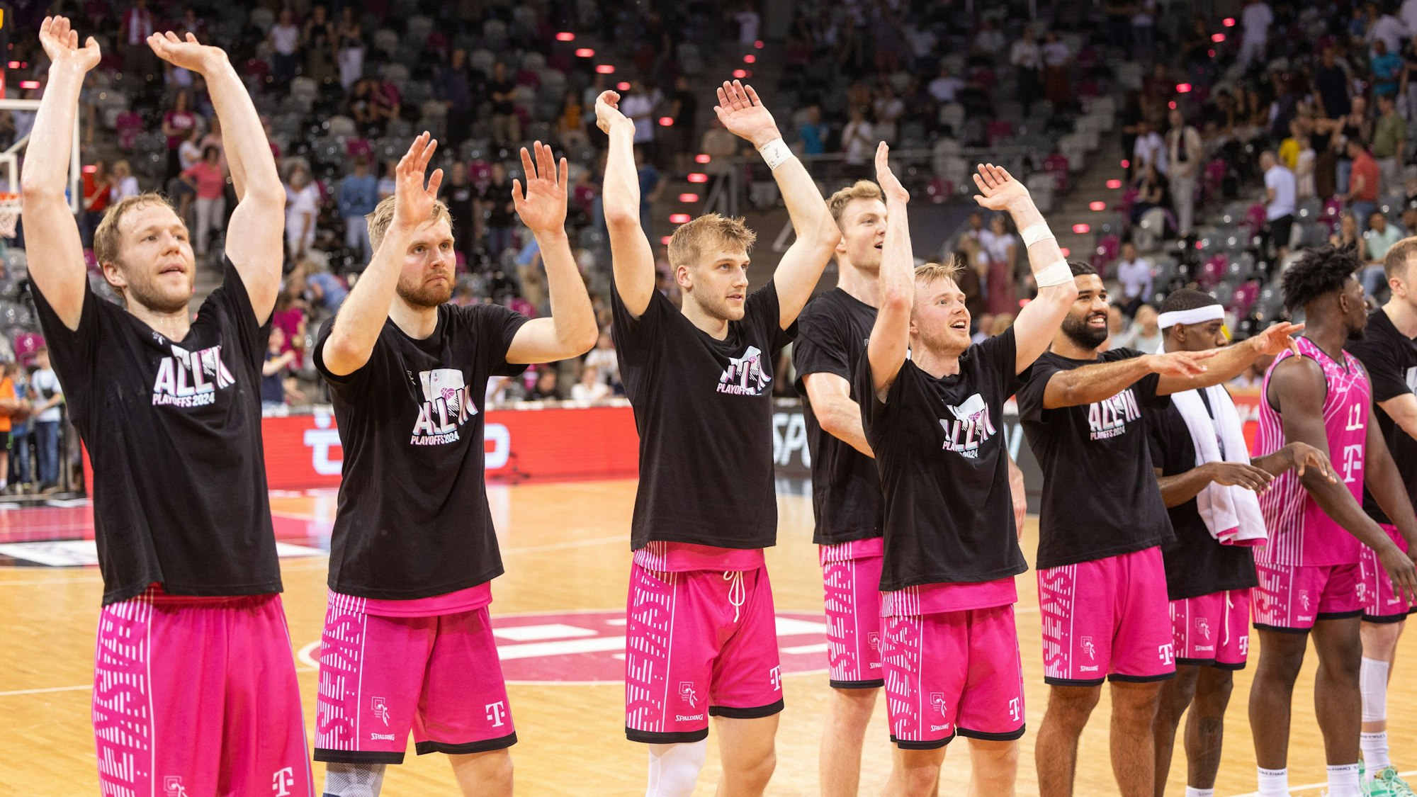 Jubel bei den Baskets, die sich im letzten Hauptrundenspiel den siebten Platz sicherten. Jetzt wollen sie über die Play-Ins ins Viertelfinale.