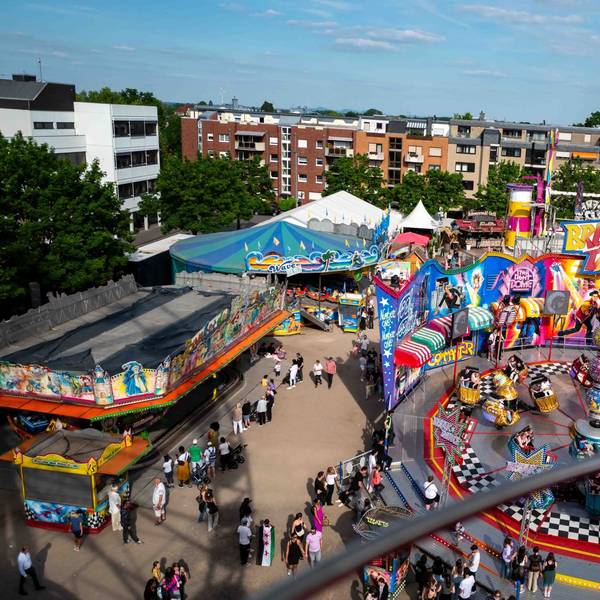 Vom Riesenrad aus kann die Euskirchener Mai-Kirmes von oben betrachtet werden.