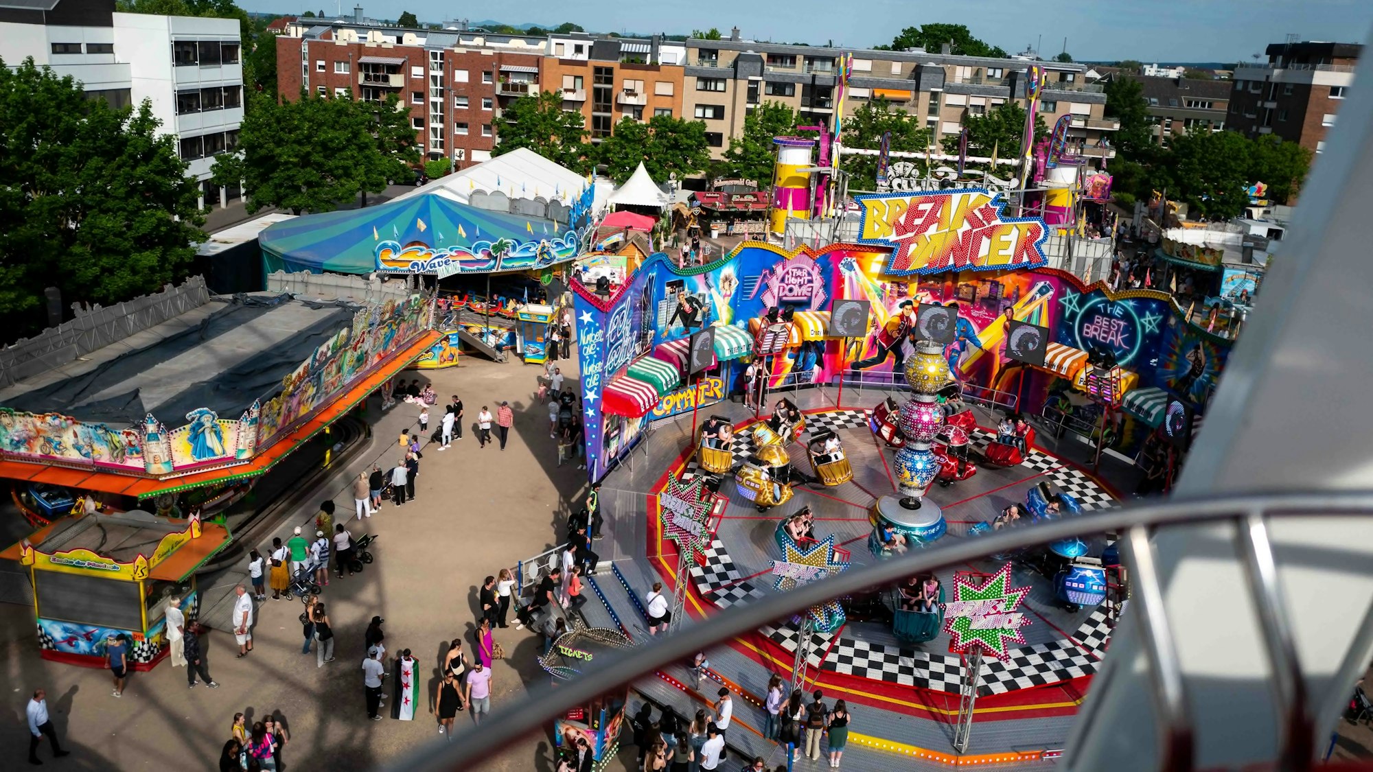 Vom Riesenrad aus kann die Euskirchener Mai-Kirmes von oben betrachtet werden.