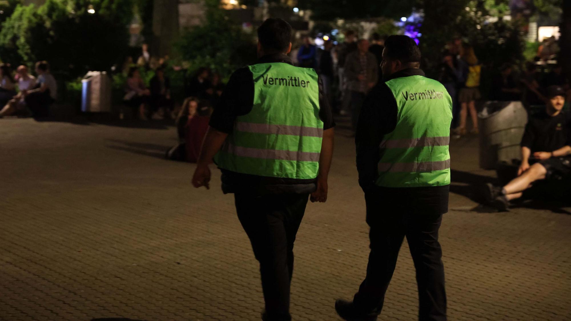Die Vermittler der Stadt laufen in Warnwesten über den Brüsseler Platz.
